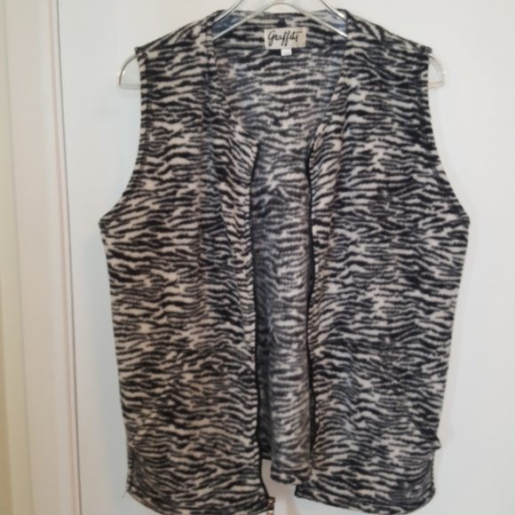 Graffiti zibra motif velvety material vest - Picture 2 of 4